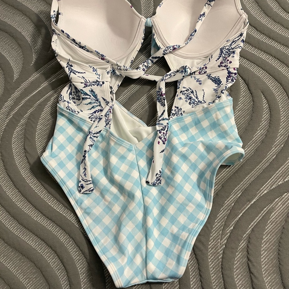 Swimsuits - Picture 2 of 8